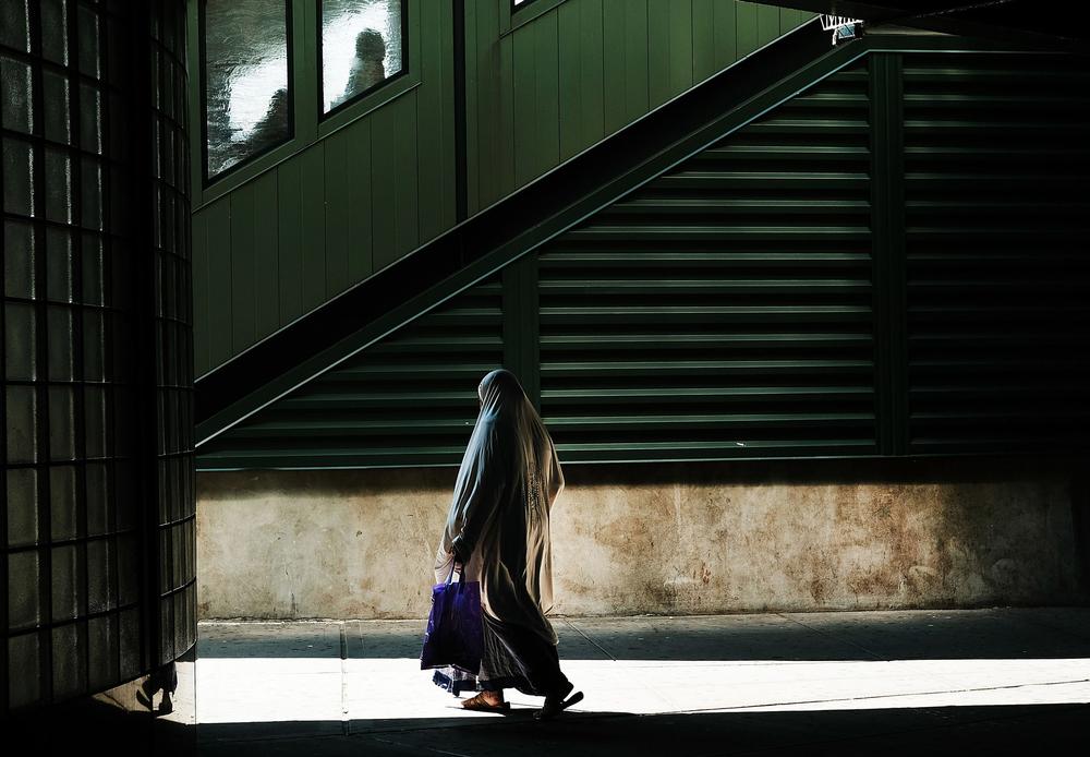 A Muslim woman walks in Queens on August 29, 2016, in New York City. Photo/Spencer Platt/Getty Images 