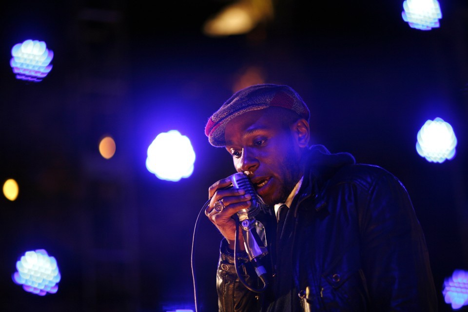 The Muslim rap artist Mos Def, who is also known as Yasiin Bey, performs in 2009.